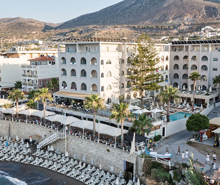 Glaros Beach Hotel’in deniz kıyısındaki konumu ve otel binalarının havadan görünümü